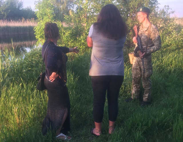 Две женщины на лодке приплыли из России в Луганскую область