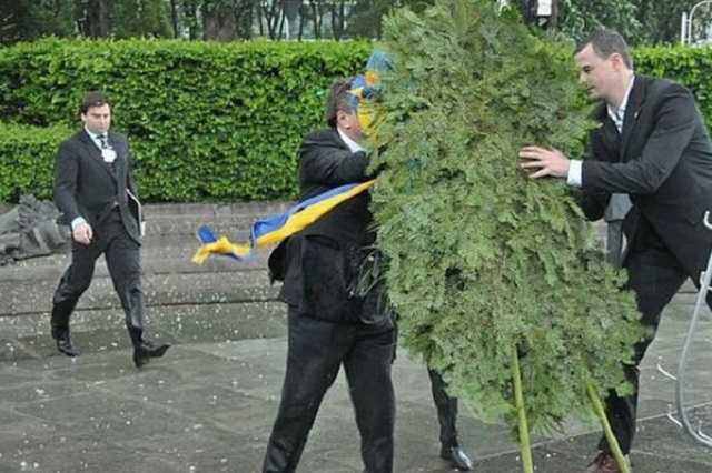 Как Януковича чуть не убил венок: всплыло эпическое видео
