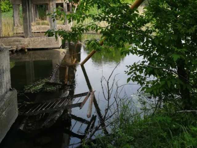 Под Киевом мост рухнул на газопровод