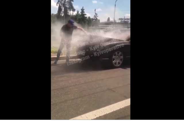Появилось видео, как в Киеве на дороге "закипел" дорогой автомобиль Bentley