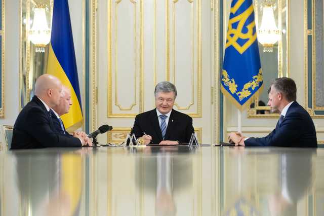 Порошенко уволил 12 внештатных советников