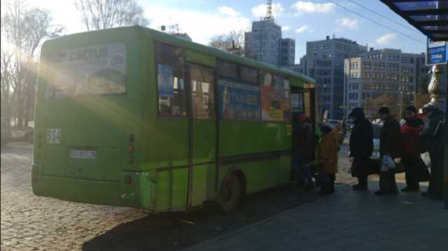 В Харькове пьяные малолетки напали на маршрутку: опубликовано видео