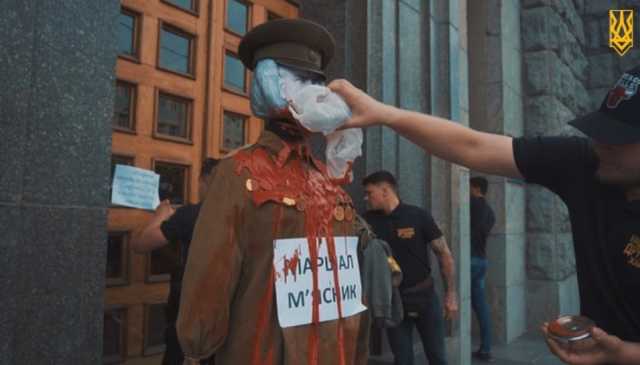 Нацкорпус приніс до міськради Харкова опудало маршала Жукова