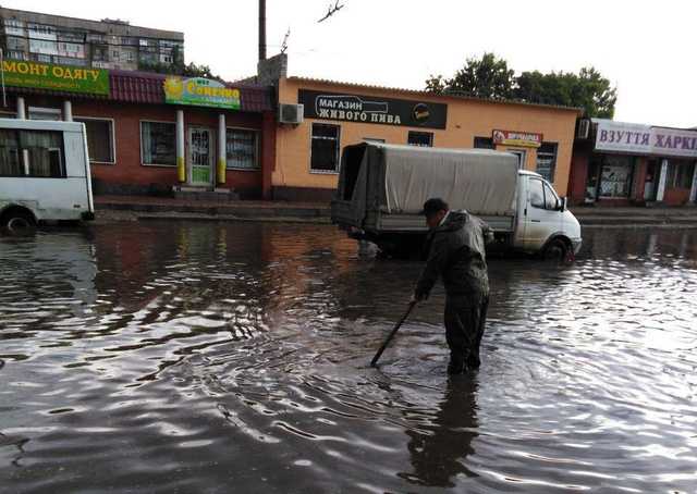 После проливного дождя Кропивницкий затопило по колено