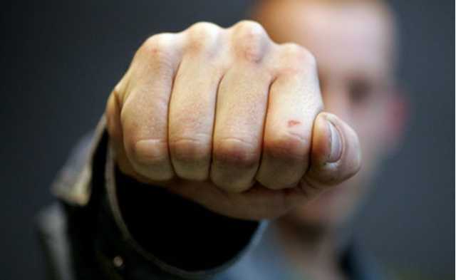 В Запорожье расследуют случай избиения местного жителя мужчиной в полицейской форме