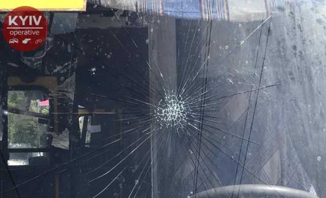 В Киеве в маршрутке мальчика зажало дверьми: отец ребёнка разбил лобовое стекло