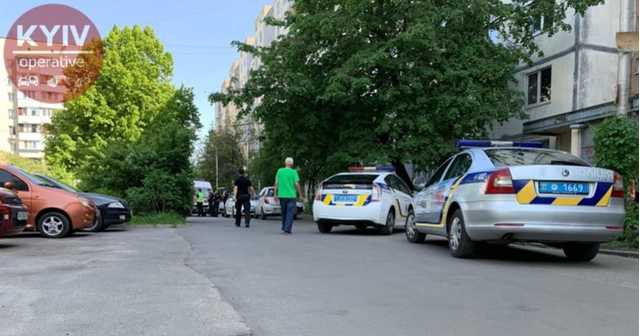 В Киеве пьяные дебоширы на детской площадке напали на мужчину