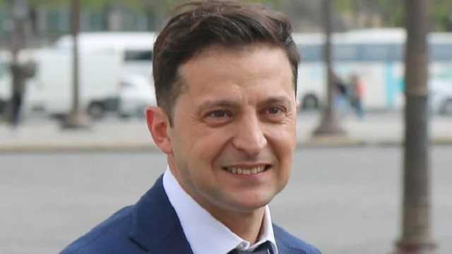 Зеленский, подпрыгнув, поцеловал Кошевого во время своего шествия к Верховной Раде