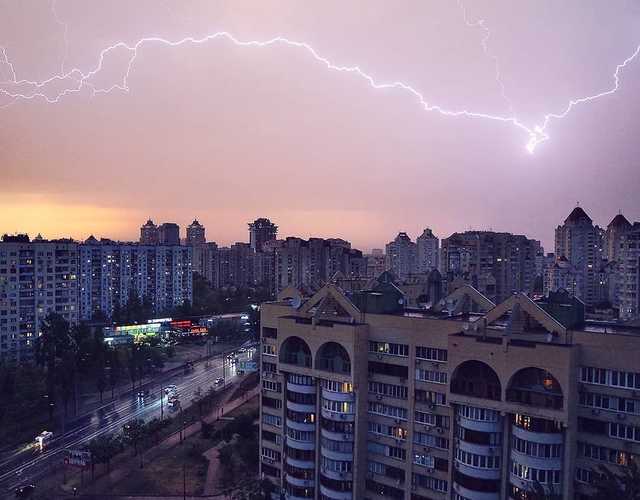 Украину накроет грозовой циклон: синоптики рассказали, когда и где ждать похолодания