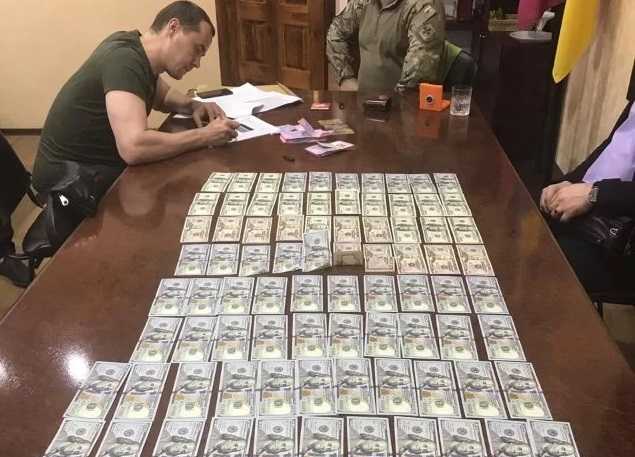 На пункте пропуска "Новотроицкое" пограничники требовали деньги за перевозку пассажиров и груза