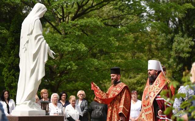 Митрополит Епіфаній освятив статую Богородиці на території Національного інституту раку