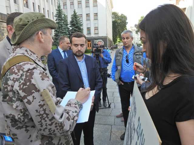 Представник Зеленського зустрівся з вдовою військовослужбовця, яка протестує під АП