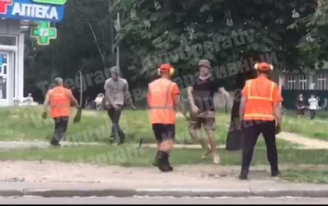 В Киеве коммунальщики подрались с "местными"