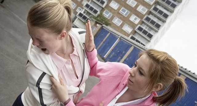 Каждая пятая девочка-подросток в Украине «самоутверждается» путём участия в драках