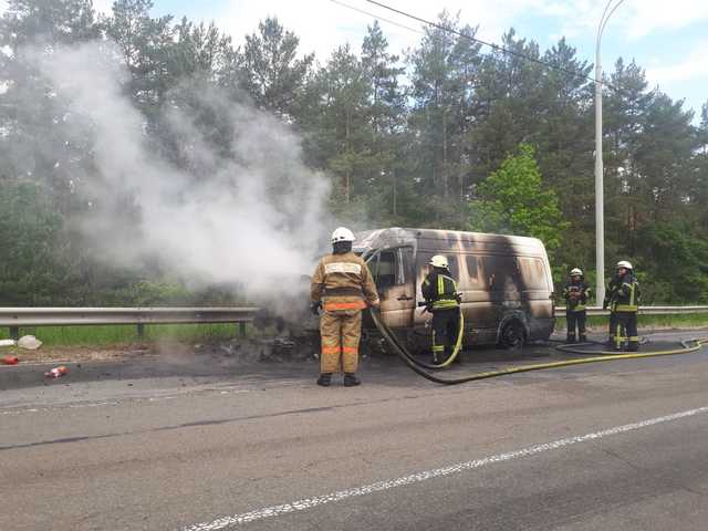 Під Києвом мікроавтобус потрапив у ДТП: перекинувся та загорівся