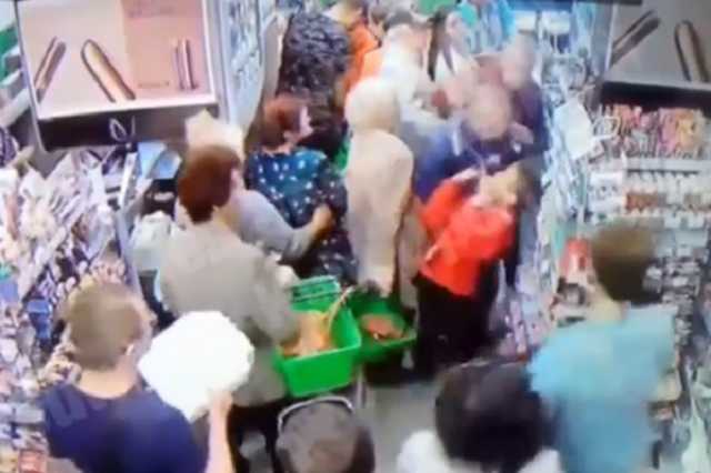 Пытался свернуть шею: в супермаркете Киева маньяк напал на ребенка