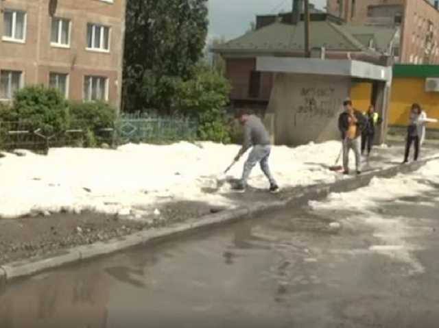 Град расчищали лопатами: фото и видео последствий непогоды под Тернополем