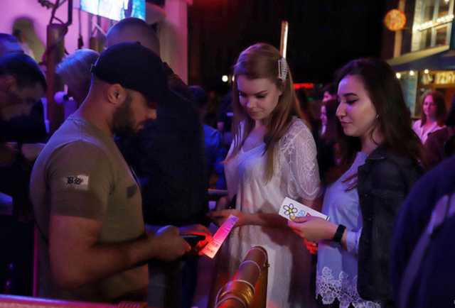 Активисты в Одессе сожгли флаг РФ, выступая против концерта "фанатки Путина" Темниковой