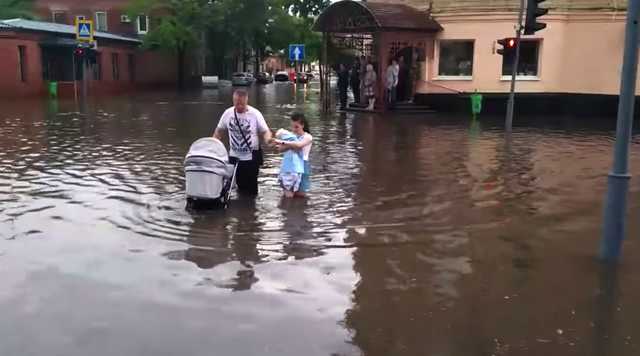 В Харькове прошел дождь с огромным градом