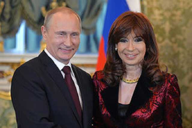 "Это Путин подарил": экс-президента Аргентины обвиняют в краже исторических документов, та утверждает, что получила их от главы РФ