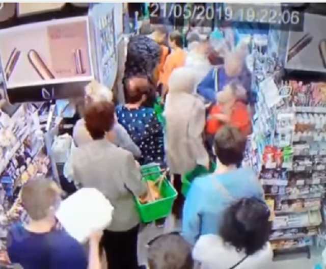 В Киеве мужчина пытался задушить ребенка в супермаркете: новые подробности