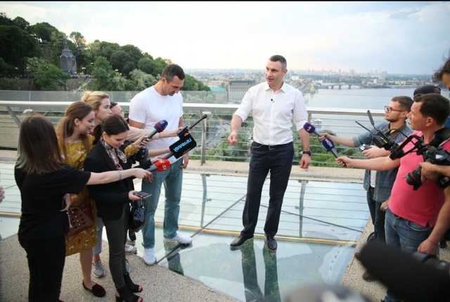 Не прошло и суток: Стекло на “мосту Кличко” треснуло