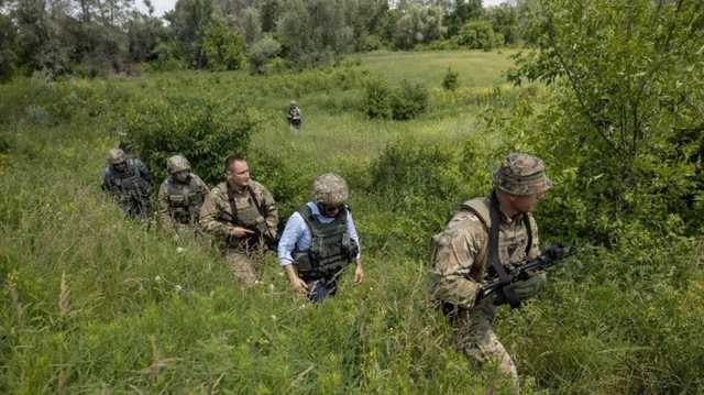 Броник задом наперед и демаскировка: Хомчак и Зеленский подставились на передовой