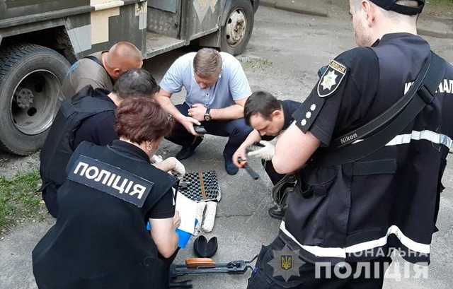 Киевские правоохранители нашли оружие в квартире, из которой выпал ребенок