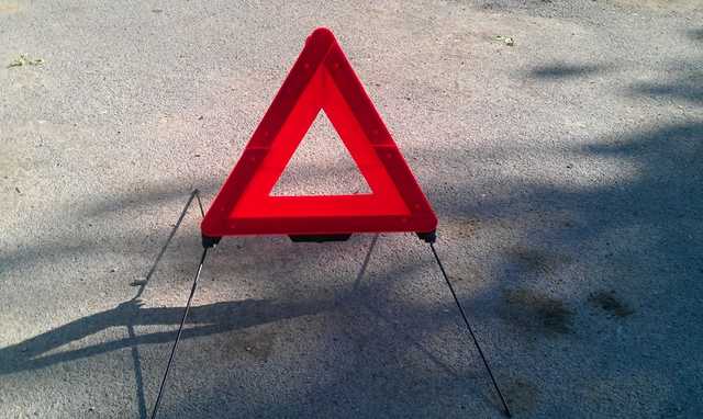 В Днепре водитель КамАЗа пытался избежать аварии и снес пешеходное ограждение