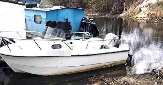 В Киеве работник СТО угнал катер и поехал кататься с женщинами по реке