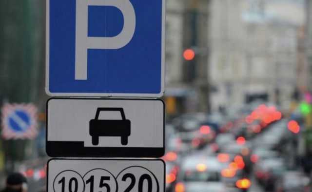 В Киеве наказали очередного героя парковки на Mercedes