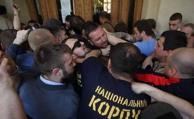 Во Львове протестующие выломали дверь в горсовет и ворвались в помещение