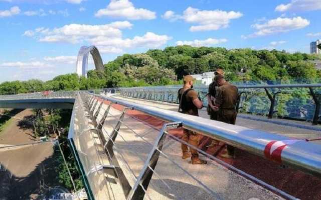 Проблемы со стеклянным мостом в Киеве: власти пошли на кардинальные меры