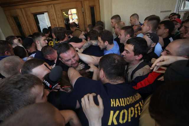 Львовскую ратушу штурмовали, Садовый обвиняет БПП и «барыг»