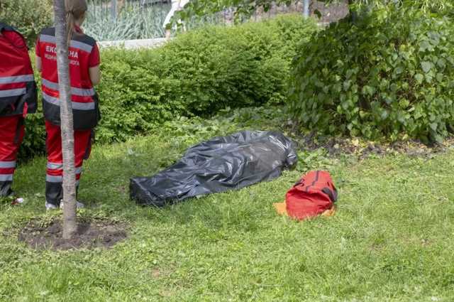 В ботаническом саду в центре Киева внезапно умер мужчина