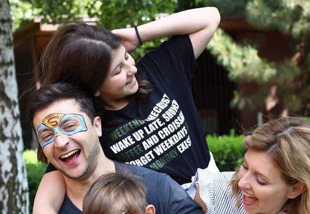 Нужно становиться детьми: Зеленский опубликовал фото в маске Супермена