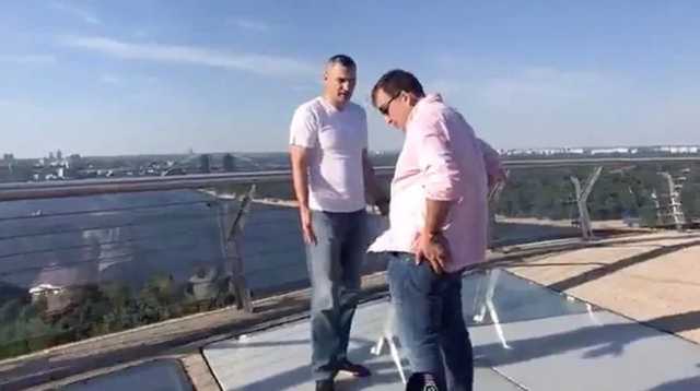 Кличко привел Саакашвили на новый мост, чтобы постоять на стекле