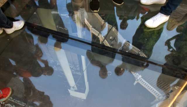 Залить бетоном: в сети обсуждают новое ЧП со стеклянным мостом в Киеве