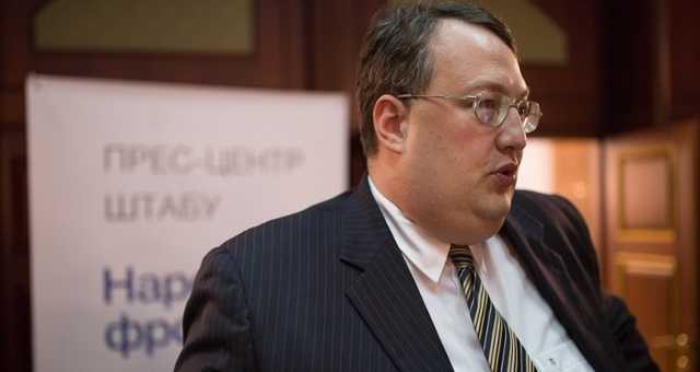 Сегодня утром нардеп Антон Геращенко покинул Украину со свежим шрамом на шее — СМИ