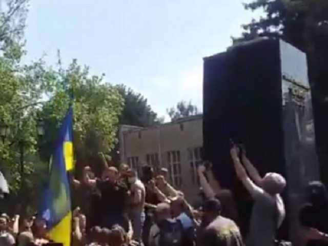 В Харькове снесли памятник Жукову