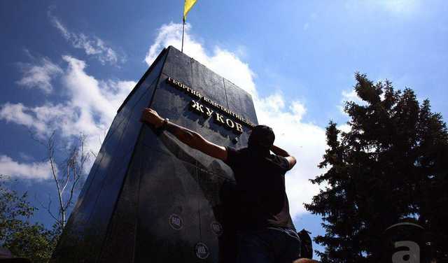 В России недовольны сносом бюста Жукова в Харькове