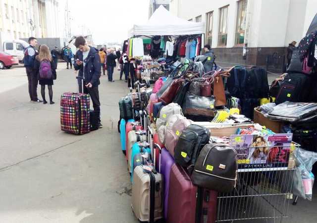 В Киеве на месте стихийного рынка нашли тело мужчины под ящиками от фруктов