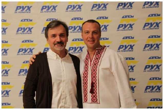 Максим Спиваков (справа) во время предвыборной компании своего друга и однопартийца Сергея Думчева в 2015 году