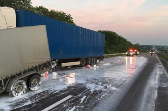 В Ровенской области автотрассу пришлось отмывать от клея ПВА