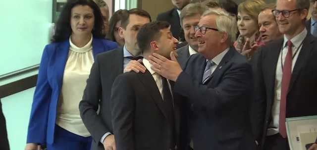 Новый друг получил по щеке: Как Юнкер обнимался с Зеленским и шутил