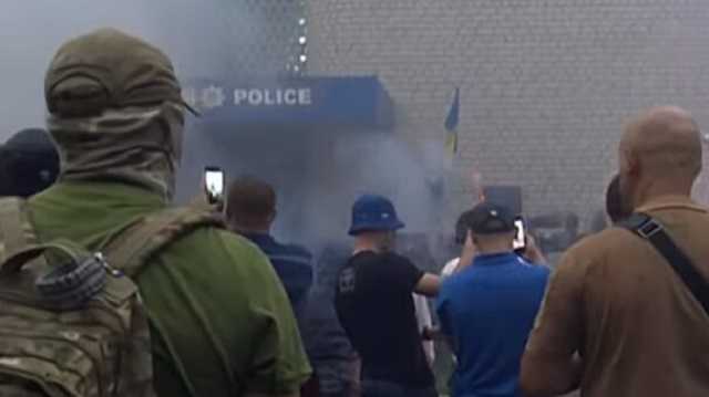 Под Киевом полицейских ранили на акции протеста из-за убийства ребенка