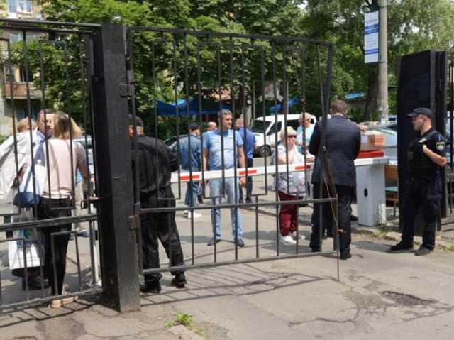 В Институте рака не смогли провести около 30% операций из-за звонка о “заминировании”