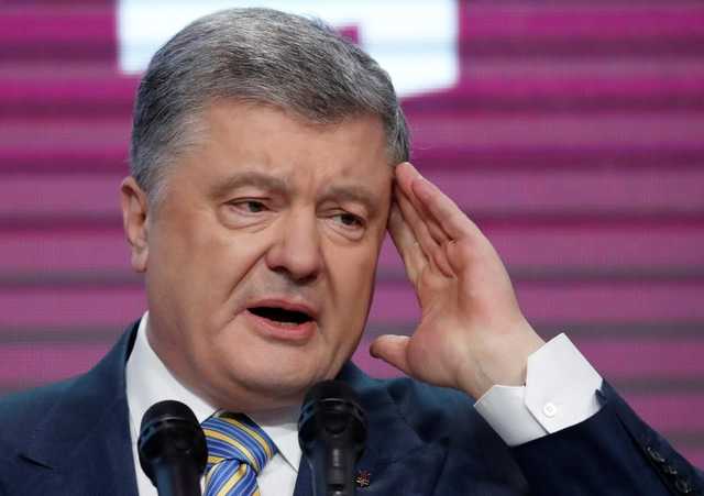 Активисты зажгли файера под имением Порошенко в Козине
