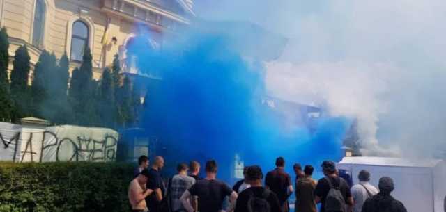 Под домом Гладковского жгли файеры, он попросил силовиков наказать активистов