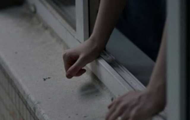 В Тернополе при попытке спуститься из окна по интернет-кабелю погиб пенсионер